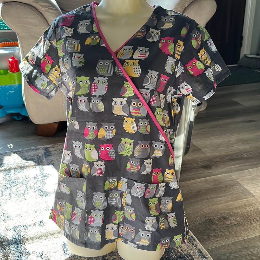 Scrub HQ women XS owls gray with pink trim